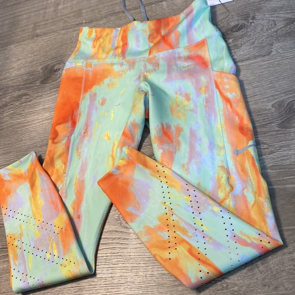 NWT Women’s Nike Epic Luxe Leggings Size Small - Picture 3 of 9